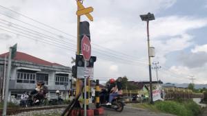 EWS-di-perlintasan-kereta-api-di-Padang-2292025.jpg