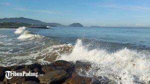 Gelombang-tinggi-di-kawasan-Pantai-Puruih.jpg