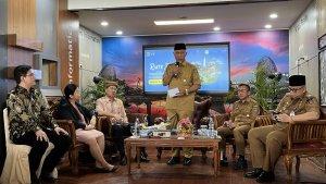 Gubernur-Sumatera-Barat-Sumbar-Mahyeldi-saat-konferensi-pers-da.jpg