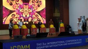 ICDMM-2025-Kepala-BNPB-Letjen-TNI-Suharyffa-Yonnedi-bersfonesia.jpg