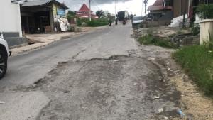 JALAN-BERGELOMBANG-DAN-BERLUBANG-Kondgamd.jpg