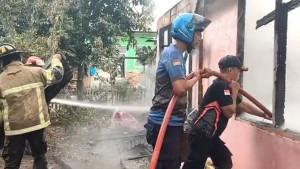 KEBAKARAN-BANGUNAN-Proses-pemadaman-satu-unit-rumah.jpg