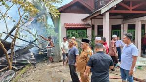 KEBAKARAN-Bupati-Pasaman-Barat-Yulianto-saat-melihat-langsung.jpg