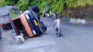KECELAKAAN-TRUK-Kondisi-truk-semskan-arus-lalu-lintas-terganggu.jpg