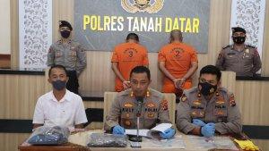 Kapolres-Tanah-Datar-menunjukan-barang-bukti-hasil.jpg