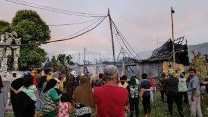 Kebakaran-Bekas-Pabrik-Sumatex-Subur-Jadi-Tontonan-Warga-Jalan-Padang-Solok-Macet-Total.jpg