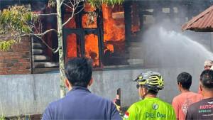 Kebakaran-rumah-di-Ampek-Angkek-Agam-6112025.jpg