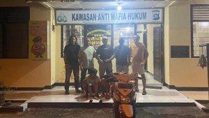 Kedua-pelaku-begal-di-Kabupaten-Lima-Puluh-Kota-Sumbar-saat-diamankan-di-Polsek-Suliki.jpg