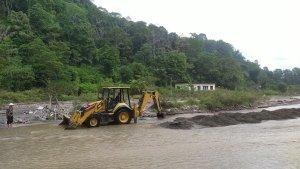 Kegiatan-pengerukan-sedimen-di-aliran-sungai-Batang-Ngari-Sianok.jpg