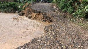 Kondisi-Jalan-ke-Silayang-Pasaman-Yang-Tergerus-Banjir.jpg