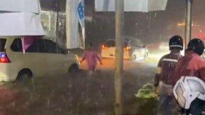 Kondisi-banjir-di-kawasan-jalan-lintas-Padang-Panjang.jpg