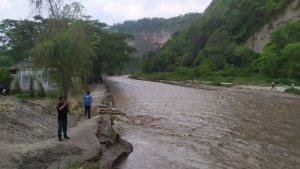Kondisi-saat-banjir-bandang-melanda-kawasan-aliran-sungai-Ngarai-Sianok-Senin-1982024.jpg