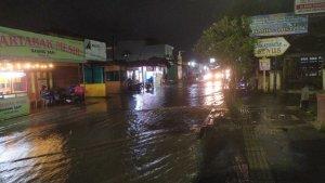 Kondisi-salah-satu-ruas-jalan-di-Kelurahan-Birugo-yang-banjKamis-662024-malam.jpg