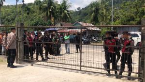LIHAT-WANDA-Puluhan-warga-memadati-area-3.jpgLIHAT-WANDA-Puluhan-warga-memadati-2.jpgREKONSTRUKSI-PEMBUNUHAN-BERANTAIdnda-tiba-di-lokasi-rekduksi-tangan-Wanda-tampak-diborgol.jpgtempat-dia-mengeksekusi-korban-ketiga-bernama-Dinda.jpgDINANTI-WARGA-Proses-rekonstruksi-kasus-pembunuhan-berantai.jpgLIHAT-WANDA-Puluhan-warga-memadati-4.jpgLIHAT-WANDA-Puluhan-warga-memadati-area-pabrik-batako5.jpg