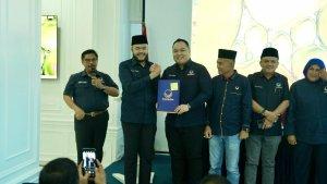Legislator-Nanda-Satria-menerima-SK-DPP-NasDem-a.jpg