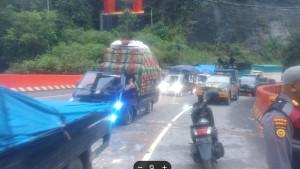 MULAI-DIBUKA-Akses-lalu-lintas-di-kelok-9-pasca-terjadi-l.jpgMULAI-DIBUKA-Akses-lalu-lintas-di-kelok-9-pasca-2.jpgMULAI-DIBUKA-Akses-lalu-lintas-di-kelok-9-pasca-1.jpgBISA-DILEWATI-Kendaraan-mulai-melewati-Kelok-9-2.jpgBISA-DILEWATI-Kendaraan-mulai-melewati-Kelok-9.jpgMULAI-DIBUKA-Akses-lalu-lintas-di-kelok-9-pasca-terjadi-longsor.jpg