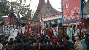 Mahasiswa-dari-berbagai-organisasi-melakukan-aksi-demonstrasi-c.jpg