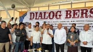 Menteri-Perdagangan-Mendag-Zulkifli-Hasan-saat-bertemu-pedagang.jpg