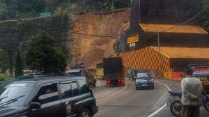 PASCA-LONGSOR-Kondisi-pasca-longdbir-jalan.jpg