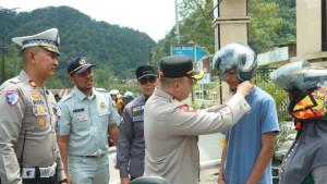 PEMBAGIAN-HELM-GRATIS-KEPADA-PENGENDARA-TERTIB-OLEdtis-kepadd.jpg