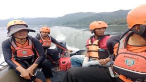 PENCARIAN-ORANG-HANYUT-Sejumlah-petugas6666.jpg