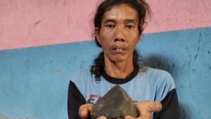 PENEMUAN-BATU-METEOR-Wasroni-40-warga-Desa-Jatilaba.jpg