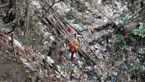 PENEMUAN-JASAD-BAYI-Penampakan-lokasi-pembuangan-2.jpg