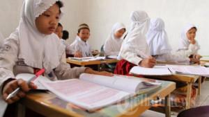 Para-siswa-Madrasah-Ibtidaiyah-Swasta-Gummi-tetap-mengikuti-proses-belajar-mengajar-di-areal-sekolah.jpg