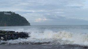 Pasir-terbawa-gelombang-tinggi-di-Jalan-Saju.jpg
