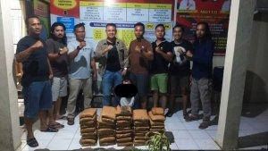 Pelaku-IS-bersama-barang-bukti-daun-ganja-kering.jpg