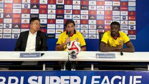 Pelatih-Semen-Padang-FC-Eduardo-Almeida-saat-kons.jpg