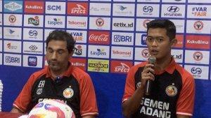 Pemain-Semen-Padang-FC-Bima-Reksa-kanan-bersama-dengan-Pelatih-Kepala.jpg