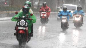 Pengendara-roda-dua-melintas-saat-hujan-di-Jalan.jpg