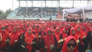 Pergelaran-talempong-pacik-oleh-perempuan-terbanyak-di-Sport-Center.jpg