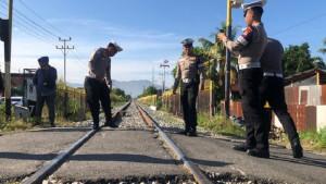 Petugas-Ditldadang-Jumat-22820dgunakan-alat-Trdn-kecelakaan-tersebut.jpg