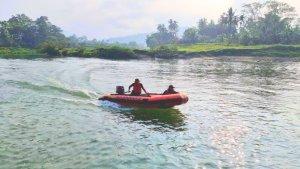 Petugas-gabungan-bersiap-siap-untuk-menyusuri-sungai-untuk-mencari-korban-hanyut.jpg