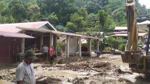 Petugas-gabungan-saat-membersihkan-lumpur-karena-banjir.jpg