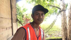 Petugas-penjaga-perlintasan-kereta-api-Jati-Adabiah-Padang-2292025.jpg