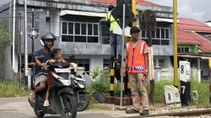 Petugas-penjaga-perlintasan-kereta-api-di-padang-2-2292025.jpg