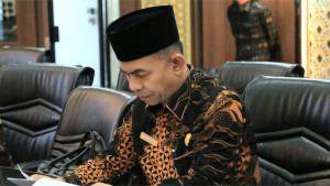 Plt-Kepala-Kanwil-Kemenag-Sumbar-Edison-1992025.jpg