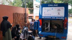 Puluhan-Warga-Mengantre-di-Depan-Layanan-SIM-Keliling.jpg