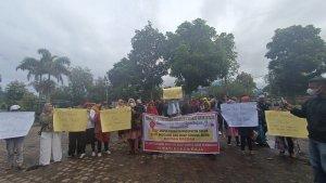 Puluhan-warga-Alahan-Panjang-dari-suku-B.jpg