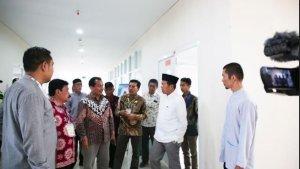 Rektor-UNP-Prof-Ganefri-meninjau-pelaksanaan-UTBK-SNBT.jpg