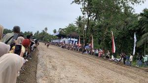 Ribuan-masyarakat-memadati-Lapangan-Pacuan-Kuda-B.jpg