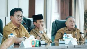SOLOK-SELATAN-Bupati-Solok-fatakan-fan-terutafus-menyoroti-pengguf.jpg