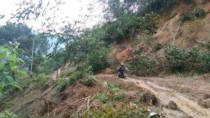 Salah-Satu-Lokasi-Akses-Jalan-Ditutupi-Longsor.jpg