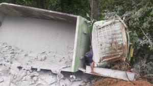 Satu-unit-truk-masuk-ke-dalam-jurang-di-Ja.jpg