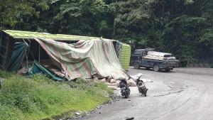 Satu-unit-truk-pengangkut-sedrbalik-di-jalan-lintas-Padang-Solodtinjau-Lauik.jpg
