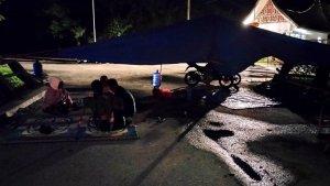 Sebut-Tak-Ada-Kepastian-Warga-Bertahan-Blokade-Pabrik-AQUA-Solok-hingga-Malam-Ini.jpg