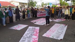 Sejumlah-mahasiswa-melakukan-aksi-demo-di-depan-kantfi-Tani.jpg